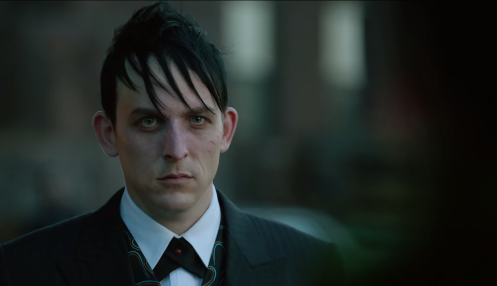 gotham-featurette-focuses-on-big-penguin-twist-the-long-con.png